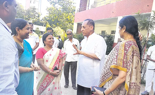 Raj Bhavan Government School HM Unhappy With Facilities - Sakshi