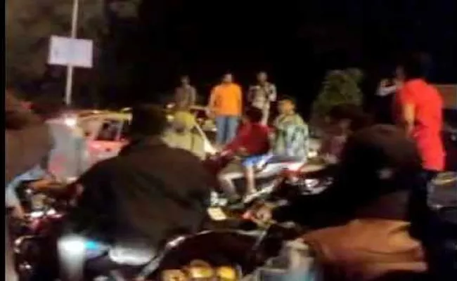 Street Fight For Lpver In Banjarahills hyderabad - Sakshi