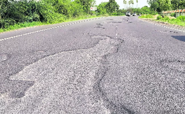 Potholes On Roads In Karimnagar - Sakshi