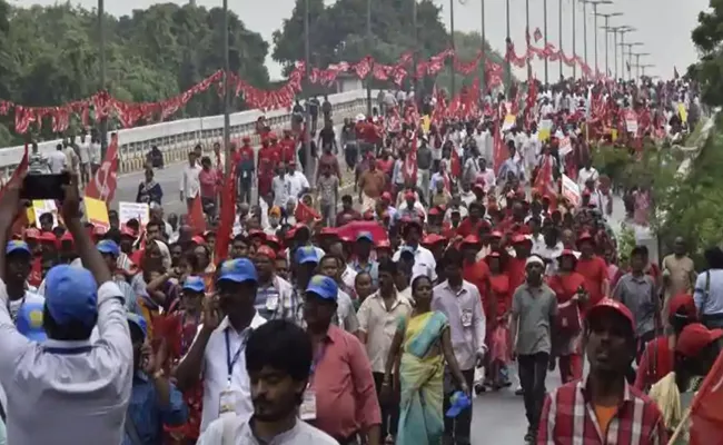 Workers, Farmers Demanding Central Govt Over Minimum Wages - Sakshi
