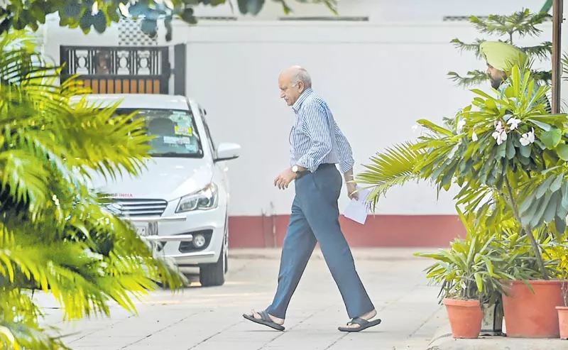 MJ Akbar returns to India, says will issue statement on MeToo allegations later - Sakshi