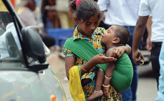 Karnataka Child Caught Begging In Balanagar X Roads - Sakshi