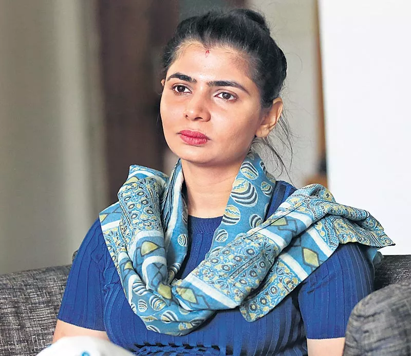 Chinmayi removed from dubbing union - Sakshi