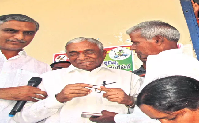 Congress Leader Cheruku Muthyam Reddy Has Unhappy - Sakshi