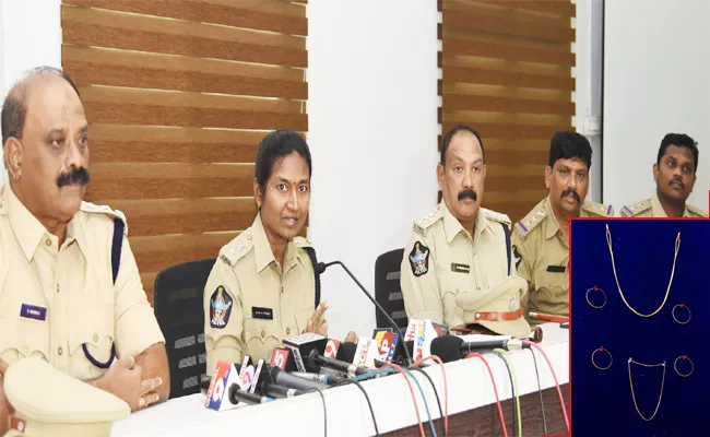 Woman Arrest In Robery And Murder Case Vijayawada - Sakshi