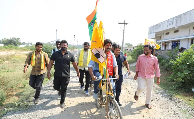 Hero Venu Canvass In Khammam Constituency Supporting Nama Nageshwar Rao - Sakshi