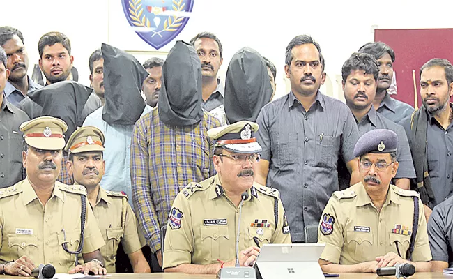 Gold And Jewellery Robbery Gang Arrest in Hyderabad - Sakshi