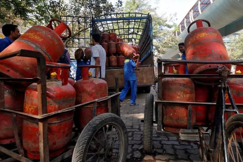 Subsidised LPG Price Cut By Rs 6.5 While Market Price LPG Cut by Rs 133 - Sakshi