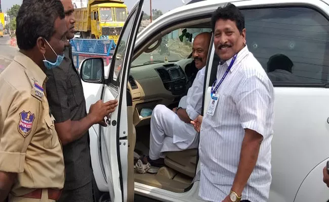 Police Checking the Konda Murali Car In Warangal - Sakshi