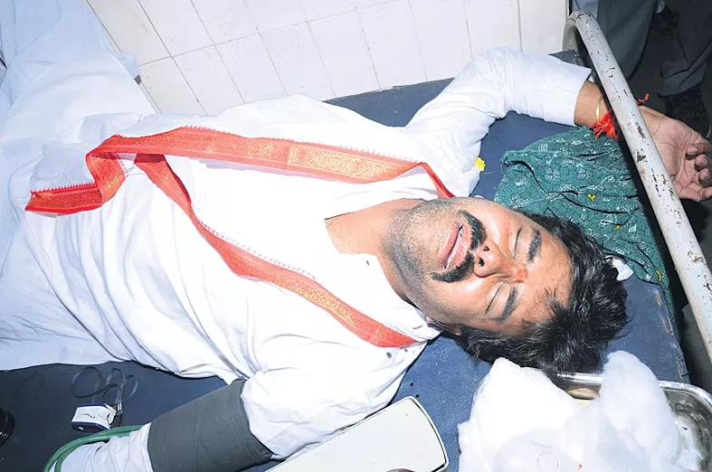 Bjp activists attacked candidate vamshi chand reddy - Sakshi