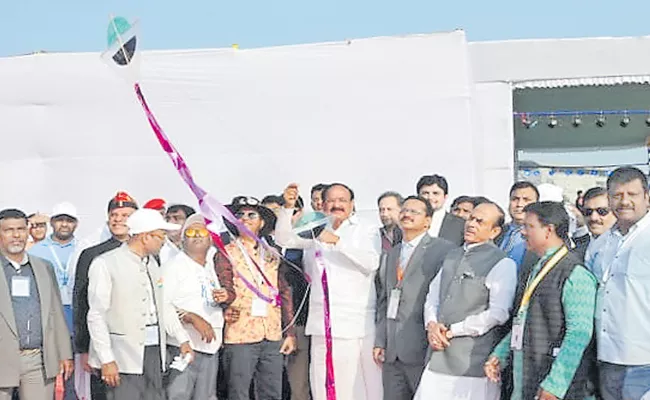 Indian Vice President Venkiah Naidu Started The Kite Festival In Hyderabad - Sakshi