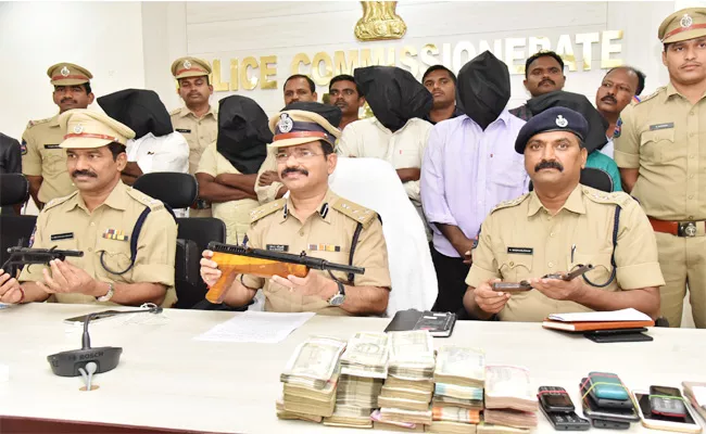 Guns Manufacturing Gang Arrested Warangal - Sakshi
