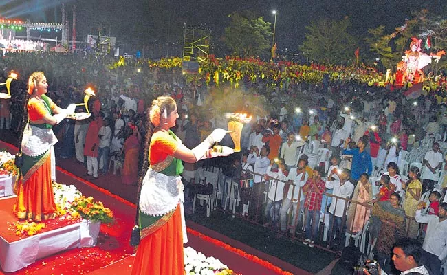 Three thousand students in Indian dressing - Sakshi
