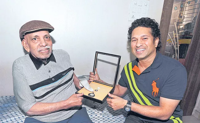 Sachin Tendulkar Pays Tribute To Ramakant Achrekar - Sakshi