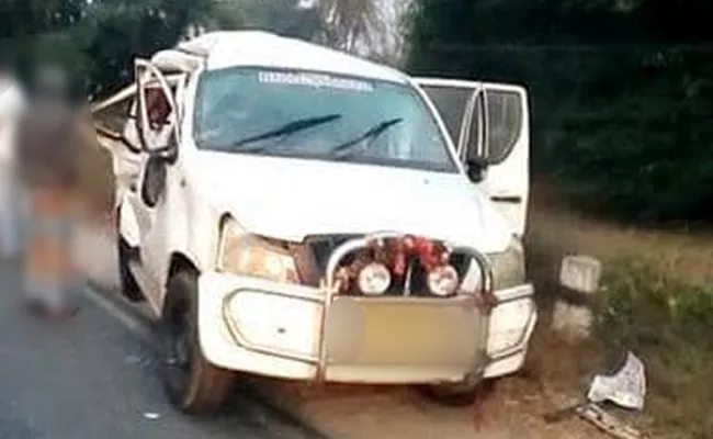 Ayyappa Devotees Car Accident At Kerala - Sakshi