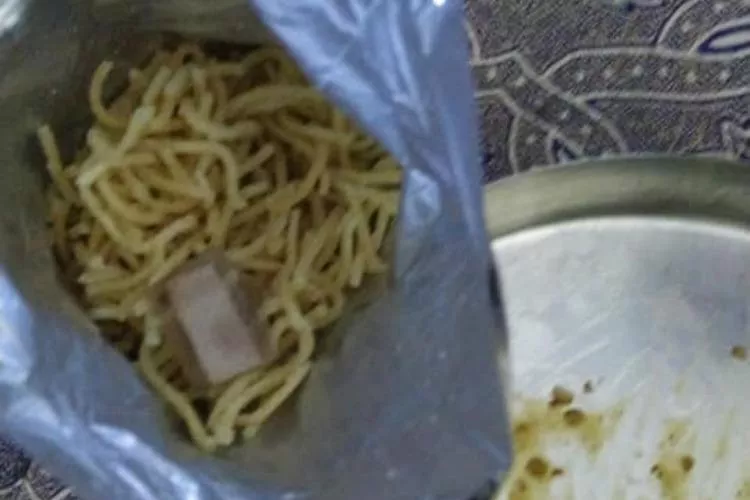 Chennai Man Finds Blood Stained Bandage in Food While Eating, complains - Sakshi