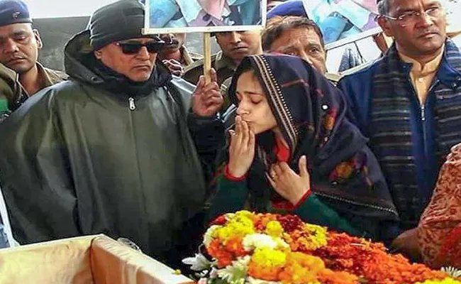 Wife Of Major Dhoundiyal Bids Teary Eyed Farewell - Sakshi