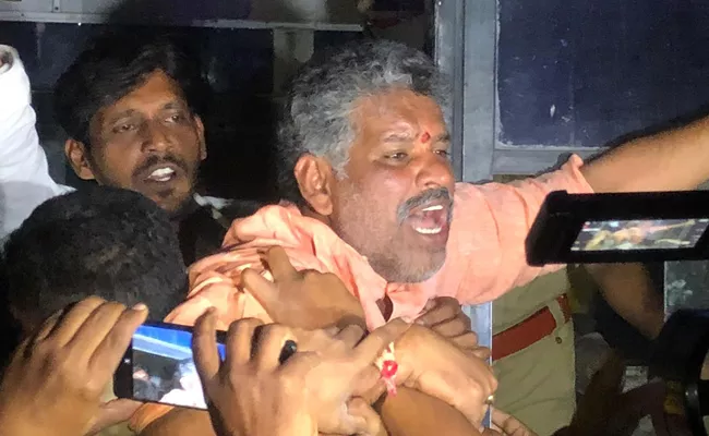 Chevireddy Bhaskar reddy arrest,Tension eruptes at Satyaveedu police station  - Sakshi