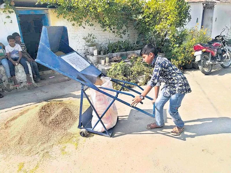 Telangana boy’s paddy filling machine to be put to use from this Rabi - Sakshi