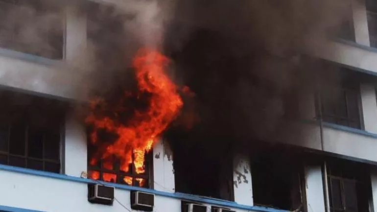 Fire Breaks Out At Vikas Bhawan in Delhi - Sakshi