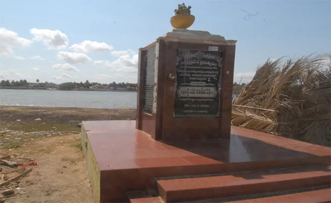 TDP Government Has Failed To Construct Bridge On Vasishta Godavari - Sakshi