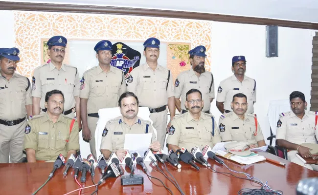 Fake Police Gang Arrest in Anantapur - Sakshi