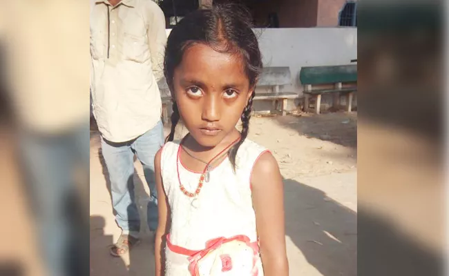 Parents Leave Girl Child in Tenali Court Guntur - Sakshi