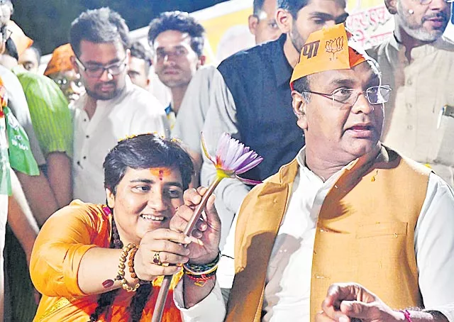 Pragya Thakur gets show-cause notice from Bhopal poll official - Sakshi