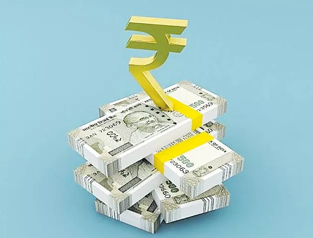 Rupee rises for 3rd day, spurts 33 paise to 68.41 - Sakshi