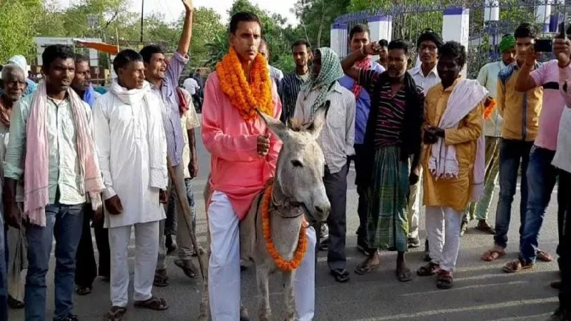 Independent candidate files nomination after ride on donkey - Sakshi