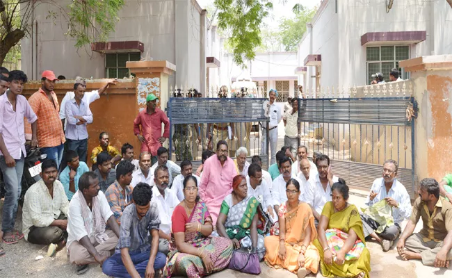 Veldurthi Victims Fired on Telugu States Officials - Sakshi