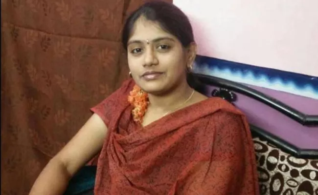 Woman doctor from Krishna district drowns in Goa beach - Sakshi