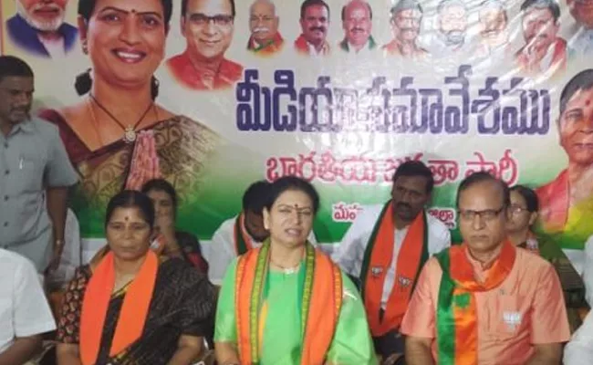 BJP is the only alternate for TRS in Telangana says DK Aruna - Sakshi