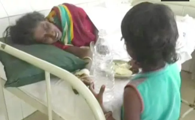 Karnataka Child Become Beggar To Look After Ailing Mother - Sakshi