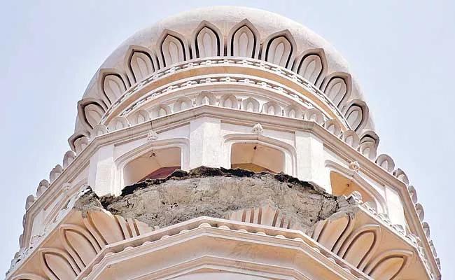 Charminar Damaged As Chunk Of Pillar Falls - Sakshi
