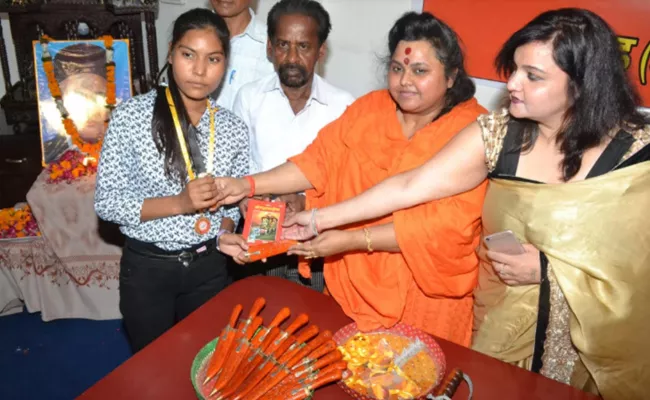 Hindu Mahasabha Distributes Knives On Veer Savarkar Jayanti - Sakshi