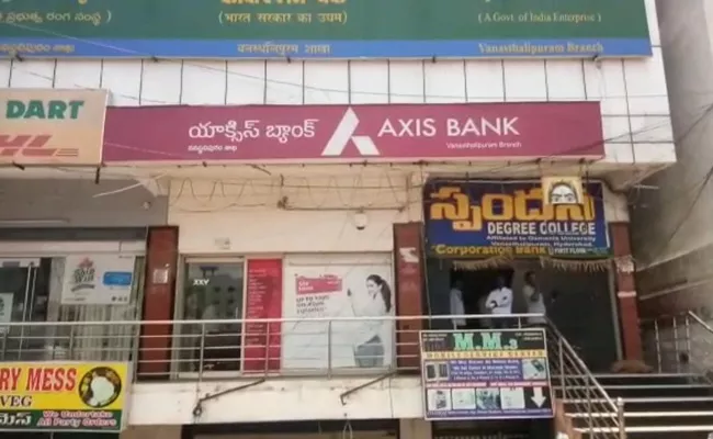 Unknown Persons Stolen 70 Lakhs From ATM Van In Vanasthalipuram - Sakshi