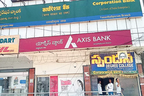 Huge Robbery In Vanasthalipuram Axis Bank ATM - Sakshi