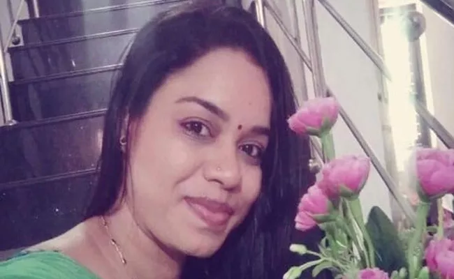 Kerala Woman Police Officer Set On Fire Died On Spot - Sakshi