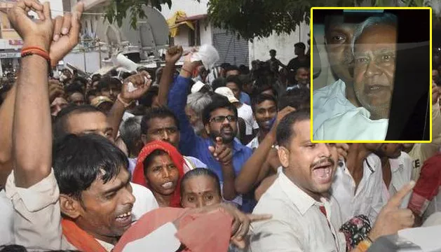 Nitish Kumar Faces Protest Outside Hospital in Muzaffarpur - Sakshi