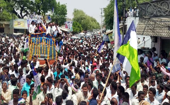 YSRCP MLA Kangati Sridevi Won Rally In Pattikonda - Sakshi