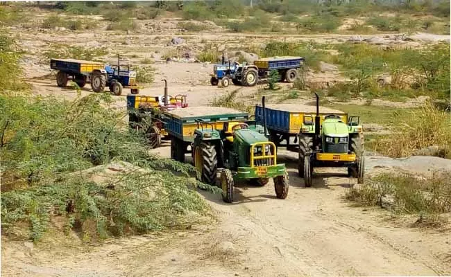 Fearless Sand Mafia Transporting In Narayanpet - Sakshi