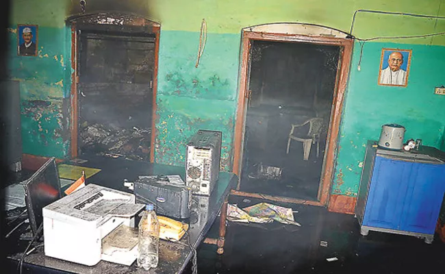 Electronic Goods Burst Due To Short Circuit In Prakasam - Sakshi