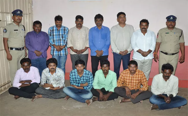 Twelve Arrested In Rowdy Sheeter Murder Case At Mangalgiri - Sakshi