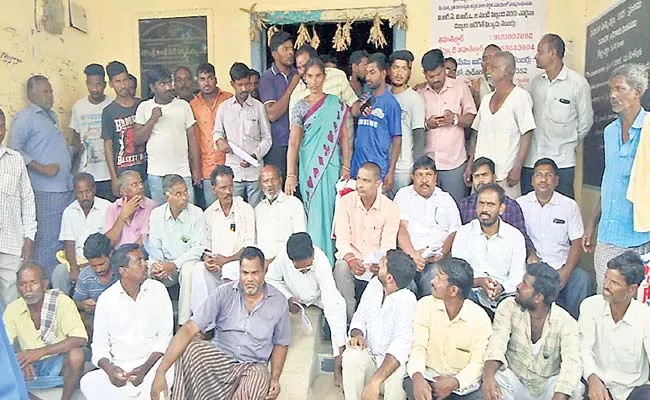 Lavanya Victims Holds Protest At Keshampet MRO Office - Sakshi