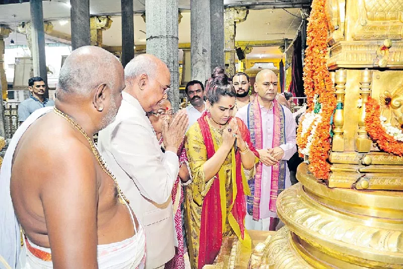 President Ram Nath Kovind offers worship at shrines in Tirupati - Sakshi