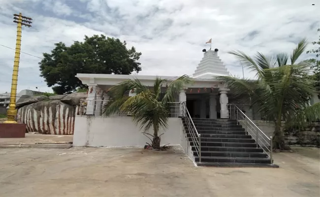 Fraudsters Eye On Temple Land In Warangal - Sakshi