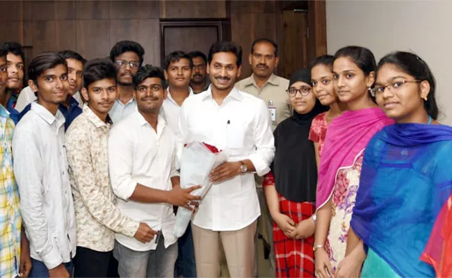 Intermediate Students Says Thanks To CM YS Jagan Over Amma Vodi Scheme - Sakshi