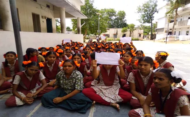 Students Demanding Termination of Their Teachers' Deputation in Yellandu - Sakshi