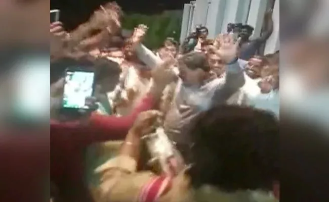 Karnataka BJP MLA Dances With Supporters After Congress JDS Fails Trust Vote - Sakshi